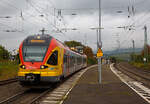 br-427-stadler-flirt-3-teilig-2/749192/der-3-teilige-stadler-flirt-427-042 Der 3-teilige Stadler FLIRT 427 042 / 827 042 / 427 542 (94 80 0427 624-2 D-HEB / 94 80 0827 124-9 D-HEB / 94 80 0427 124-3 D-HEB) der HLB (Hessischen Landesbahn) fährt am 28.09.2021, als RE 99 Siegen - Gießen – Frankfurt am Main, von Haiger weiter in Richtung Gießen.

Der Triebzug wurde 2010 von Stadler Pankow in Berlin unter den Fabriknummern 38623 bis 38625 gebaut und an die HLB geliefert.

