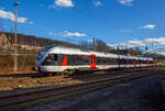 br-427-stadler-flirt-3-teilig-2/767551/nun-mit-db-logonach-der-insolvenz-der Nun mit DB-Logo.....
Nach der Insolvenz  der Abellio Rail NRW GmbH ist das Ruhr-Sieg-Netz (RE 16 und RB 91), wie auch die Stadler FLIRT dieser Linie, an die DB Regio NRW gegangen.

DB Stadler FLIRT ET 23 2103 (94 80 0427 102-9 D-DB / 94 80 0827 102-5 D-DB / 94 80 0427 602-8 D-DB), ex Abellio Rail NRW ET 23 2103 'Werdohl' ex ET 23 003, erreicht am sonnigen 23.02.2022, als RE 16 'Ruhr-Sieg-Bahn' als RE 16 'Ruhr-Sieg-Express' (Siegen – Hagen – Essen), bald den Bahnhof Kreuztal.

Der FLIRT wurde 2007 von der Stadler Pankow GmbH in Berlin unter der Fabriknummer 34663 gebaut.Er wurde von Macquarie Rail (vormals CBRail) an die Abellio Rail NRW GmbH verleast bzw. vermietet. Im Jahr 2020 verkaufte Macquarie das Leasinggeschäft für Schienenfahrzeuge an die französischen Konkurrenten Akiem. Ob die DB Region nun der Eigentümer ist oder neuer Mieter ist mir nicht bekannt.
Nun mit DB-Logo.....
Nach der Insolvenz  der Abellio Rail NRW GmbH ist das Ruhr-Sieg-Netz (RE 16 und RB 9), wie auch die Stadler FLIRT dieser Linie, an die DB Regio NRW gegangen.

DB Stadler FLIRT ET 23 2103 (94 80 0427 102-9 D-DB / 94 80 0827 102-5 D-DB / 94 80 0427 602-8 D-DB), ex Abellio Rail NRW ET 23 2103 'Werdohl' ex ET 23 003, erreicht am sonnigen 23.02.2022, als RE 16 'Ruhr-Sieg-Bahn' als RE 16 'Ruhr-Sieg-Express' (Siegen – Hagen – Essen), bald den Bahnhof Kreuztal.

Der FLIRT wurde 2007 von der Stadler Pankow GmbH in Berlin unter der Fabriknummer 34663 gebaut.Er wurde von Macquarie Rail (vormals CBRail) an die Abellio Rail NRW GmbH verleast bzw. vermietet. Im Jahr 2020 verkaufte Macquarie das Leasinggeschäft für Schienenfahrzeuge an die französischen Konkurrenten Akiem. Ob die DB Region nun der Eigentümer ist oder neuer Mieter ist mir nicht bekannt.