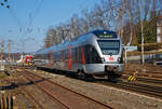 br-427-stadler-flirt-3-teilig-2/768339/nun-mit-db-logoder-3-teiliger-stadler-flirt Nun mit DB-Logo.....
Der 3-teiliger Stadler Flirt (94 80 0427 105-2 D-DB / 94 80 0827 105-8 D-DB / 94 80 0427 605-1 D-DB) der DB Regio NRW, ex Abellio Rail NRW ET 23 2106 'Plettenberg', ex ET 23006, fährt am 04.03.2022, als RB 91 'Ruhr-Sieg-Bahn' (Hagen - Siegen), von Kreuztal weiter in Richtung Siegen.

Der FLIRT wurde 2007 von Stadler Pankow GmbH in Berlin unter der Fabriknummern 37674 / 37673 / 37675 gebaut und wurde 2014 modernisiert. Der Triebzug ist von Macquarie Rail (seit 2020 zu Akiem, vormals CBRail) geleast bzw. gemietet. Nach der Insolvenz der Abellio Rail NRW GmbH ist nun die DB Regio NRW wohl der Mieter.

Zurzeit ist es sehr schwer noch die ET zu zuordnen, da sie meist an der Front, nach dem Erhalt von dem DB-Logo, keine Triebzugnummer mehr besitzen. Wie hier konnte ich gerade noch, an der Seite des ersten Wagens die UIC Endnummer 605-1 D-DB erahnen.