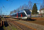 br-427-stadler-flirt-3-teilig-2/803161/nun-mit-db-logoder-fuer-die-db Nun mit DB-Logo....
Der für die DB Regio NRW fahrende 2-teilige Stadler FLIRT – 426 104-6 / 826 104-2 (94 80 0826 104-2 D-DB / 94 80 0426 104-6 D-DB), ex Abellio Rail NRW - ET 22 2105, hat am 13.02.2023, als RB 91 'Ruhr-Sieg-Bahn' Hagen – Siegen, den Bahnhof Kreuztal verlassen und fährt weiter in Richtung Siegen.

Nach der Insolvenz der Abellio Rail NRW GmbH übernahm, zum 01.02.2022 die DB Regio NRW das Ruhr-Sieg-Netz (RE 16 und RB 91) und auch die Stadler FLIRT dieser Linie. Wobei die Triebzüge der CBRail Leasing s.à.r.l. (Luxembourg) gehören und nun weiter von der DB Regio geleast sind.

Der Triebzug wurde 2007 von Stadler Pankow GmbH in Berlin unter den Fabriknummer 37662 gebaut.
