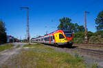 hlb-hessische-landesbahn-2/821701/der-5-teilige-stadler-flirt-429-046 Der 5-teilige Stadler Flirt 429 046 / 429 546 der HLB Bahn (Hessischen Landesbahn) rauscht, als RE99 Siegen - Gießen - Frankfurt Hbf (Umlauf HLB 24511), am 10.08.2023 durch Rudersdorf in Richtung Dillenburg. 