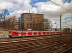 s-bahn-hamburg/722491/zwei-gekuppelte-et-472473-der-s-bahn Zwei gekuppelte ET 472/473 der S-Bahn Hamburg erreichen am 19.03.2019 den Hauptbahnhof Hamburg, hier vorne der TW 472 012-7..
Die Aufnahme aus einem Zug heraus.