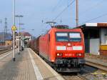   Die 185 002-3 der DB Schenker Rail Deutschland AG fährt am 23.03.2015 aus Richtung Hagen mit einem Coil-Güterzug durch den Bahnhof Kreuztal, den sie gleich im Ragierbahnhof abstellt.