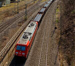 br-1852-traxx-f140-ac2/743413/die-185-371-2-91-80-6185 Die 185 371-2 (91 80 6185 371-2 D-DB) der DB Cargo Deutschland AG fährt am 02.04.2021, mit einem offenen Güterzug (Ganzzug mit offenen Güterwagen der Gattung Enos-x, beladen mit Tubing Rohre (Rohre für Bohrgestänge „drill pipe“), durch Betzdorf/Sieg in Richtung Köln.

Die TRAXX F140 AC2 wurde 2009 von Bombardier in Kassel unter der Fabriknummer 34649 gebaut.