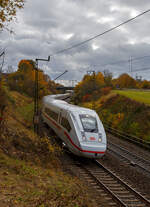 Der dreizehnteilige ICE 4 – Tz 9461 (Triebzug) fährt am 26.10.2021 nun von Amstetten (bei der Ziegelhütte) die Geislinger Steige hinab.