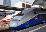 Unterschiedliche Hochgeschwindigkeitszüge und Zugspitzen nebeneinander....
Vorne ein SNCF TGV Euroduplex 2N2 (Tz 4714) und dahinter ein ICE 3M der BR 406 (Tz 4607 „Hannover“), fotografiert am 24.03.2014 im Hauptbahnhof Frankfurt am Main.