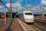 Der ICE 1 – Tz 186 „Chur“, gefhrt von dem Triebkopf 401 086-4 (93 80 5401 086-4 D-DB) und am Zugschluss 401 586-3 (93 80 5401 586-3 D-DB), hat am 27.08.2014 den Hbf Hanau erreicht.

Der ICE hat die Zulassung fr die Schweiz, seit 2021 ist er mit ETCS Baseline 3.4.0  (2006 bis 2021Baseline 2.2.2) ausgestattet. 

Am 2. Juni 1991 begann mit der Einfhrung des Intercity-Express – ICE – das Hochgeschwindigkeitszeitalter in Deutschland. Der ICE wurde zum Inbegriff fr hohe Geschwindigkeiten, kurze Reisezeiten, grtmglichen Komfort und moderne Fahrzeugausstattung. In den folgenden Jahren entwickelte sich der ICE mit insgesamt fast 60 Zgen auf vielen Verbindungen zum bevorzugten Verkehrsmittel. Der Grund: erhebliche Reisezeitverkrzungen gegenber Auto und Flugzeug. Das Hightech-Symbol berzeugt mit einer reichhaltigen Ausstattung an Komfortdetails wie z. B. Klimaanlage und Fubodenheizung.

Mit diesem Standard setzte der ICE von Anfang an Mastbe. Zwischen 2005 und 2008 erhielten die ICE 1-Zge ein Redesign. Dabei konnte durch den Einbau von schlankeren Sitzen die Sitzplatzkapazitt um ca. zehn Prozent erhht werden. Zudem wurde die Zugbildung der einzelnen Triebzge vereinheitlicht. Die Fahrgste finden seit dem Redesign zudem das typische ICE-Design sowie auch Steckdosen am Platz und eine elektronische Sitzplatzanzeige vor. Ebenfalls weist dieser Zug ein gerumiges Kleinkindabteil sowie neben zwei Rollstuhlstellpltzen einen Bedarfsrollstuhl-/ Kinderwagenstellplatz auf.

Seit dem Jahr 2020 erhalten die ICE 1-Zge eine weitere Modernisierung, bei welcher Technik- und Komfortmanahmen umgesetzt werden. Neben einer verbesserten Fahrgastinformation durch zustzliche und vergrerte Fahrgastdisplays erhalten die Zge mehr Platz fr Gepck sowie ein umfassend aufgewertetes WC. Zudem wird das Kleinkindabteil mit bunten Teppichen und Kindermotiven ausgestattet und ein zustzlicher Hubtisch fr Rollstuhlfahrer eingebaut, sodass der modernisierte Zug insgesamt drei Rollstuhlstellpltze besitzt.
Haupteinsatzgebiete der ICE 1-Flotte sind die nachfragestarken Nord-Sd-Korridore. Dank der ETCS-Nachrstung knnen zudem die neuen Schnellfahrstrecken Halle/Leipzig–Erfurt und Erfurt–Mnchen befahren werden. 

Die modernisierten ICE 1 (2. Redesign) werden jedoch gekrzt und bestehen nur noch aus 9 Mittelwagen und 2 Triebkpfen (anstatt 12 Mittelwagen). Dadurch ergibt sich eine neue Zuglnge von 279 m (statt 358 m) die Anzahl der Sitzpltze reduziert sich so von 703 auf nun 503.

Der hier zu sehende Tz 186 „Chur“ wurde 2021 so modernisiert.
