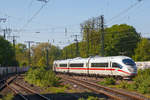 ice-3-m-und-3-mf-br-406/655154/der-ice-3m-ex-mf-- 
Der ICE 3M (ex MF) - Tz 4680 'Würzburg' (406 080 / 406 580), ehemals Tz 4605 (406 005 / 406 505), fährt  am 21.04.2019 (Ostersonntag) als Umleiter durch den Bahnhof Köln Süd in Richtung Südbrücke.

Als ICE 3MF („MF“ für Mehrsystem Frankreich) verkehrten von 2007 bis 2016 sechs für den Frankreich-Verkehr umgebaute ICE 3M zwischen Frankfurt und Paris. Sie erreichten dabei auf der LGV Est eine Geschwindigkeit von 320 km/h, die höchste von einem ICE-Triebzug im planmäßigen Reisezugverkehr erreichte Geschwindigkeit. 

Der Umbau von sechs bisher bei der Deutschen Bahn im Fahrgastbetrieb laufenden ICE-3M-Garnituren zum ICE 3MF wurde im Herbst 2007 abgeschlossen. Für den Einsatz auf dem Streckennetz in Frankreich wurden die Triebzüge 4605, 4606, 4608, 4609, 4612 und 4613 umgerüstet und anschließend in die Nummern 4680, 4683, 4681, 4682, 4684 und 4685 umgezeichnet.

Um Schäden durch Schotterflug bei hohen Geschwindigkeiten zu vermeiden, werden die Züge im Rahmen der Frankreich-Umrüstung aerodynamisch optimiert. An kritischen Stellen – im Bereich der Wagenübergänge, dem Übergang vom Drehgestell zur Wagenmitte sowie unterhalb der angetriebenen Drehgestelle – wurden dabei Luftleitbleche und Kunststoffabdeckungen nachgerüstet. Diese sollen kritische empfindliche Komponenten (Antrieb, Getriebe, Kabelpeitschen) schützen und tornado-ähnliche Luftdruck-Verwirbelungen Richtung Schotterbett vermeiden.

Aufgrund vieler Unterschiede in Technik und Philosophie zwischen dem deutschen und dem französischen Eisenbahnsystem gab es zahlreiche Probleme bei der Zulassung der Züge in Frankreich. Die Tests zogen sich über sechs Jahre beziehungsweise über 120.000 km Testfahrten hin. Das Zulassungsverfahren hatte bis Herbst 2005 insgesamt 28 Millionen Euro gekostet, davon über eine Million Euro Übersetzungskosten. In den Kosten von 28 Millionen Euro sind auch Maßnahmen für die Belgien-Zulassung enthalten. Zwischen den ersten Studien und der Zulassung lagen damit 14 Jahre. Insgesamt legten die beiden ICE-3-Triebzüge während der Testfahrten mehr als 100.000 Kilometer zurück.

Aus Kostengründen wurde auf eine Zulassung für das französische 1,5-kV-Netz, trotz entsprechender Ausrüstung der Triebzüge, ebenso verzichtet, wie auf eine Zulassung für den Betrieb in Doppeltraktion in Frankreich. 

Seit der Verfügbarkeit der Baureihe 407 (Siemens Velaro D) für den Frankreichverkehr im Jahre 2016 wurden die ICE 3MF mit ETCS-Zugsicherungseinrichtungen für Fahrten nach Belgien und in die Niederlande umgerüstet. Bei dieser Modernisierung wurde u. a. aus Platzmangel das französische TVM durch den ETCS-Fahrzeugrechner ersetzt, ohne jedoch TVM als STM anzuschließen. Damit verloren sie automatisch auch ihre bisherige Zulassung für Frankreich. 

Für den Verkehr nach Frankreich kommen seitdem ausschließlich Triebfahrzeuge der Baureihe 407 (Velaro D) zum Einsatz und die Version ICE 3MF ist so Geschichte.
