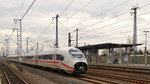 ice-3-br-407-velaro-d/491094/-mit-offener-bugklappe-rast-am . Mit offener Bugklappe rast am 08.04.2016 ein ICE 3 der Baureihe 407, ein sogenannter Velaro D durch den Bahnhof von Troisdorf in Richtung Kln. (Hans)

Die Baureihe 407 ist eine neuere Baureihe von Hochgeschwindigkeitszgen der ICE-Flotte der Deutschen Bahn. Vom Hersteller dieser Zge, Siemens Rail Systems, werden sie als Velaro D (D fr Deutschland) bezeichnet. Die Zge wurden von der Deutschen Bahn der ICE-3-Flotte zugeordnet und teilweise auch als „neuer ICE 3“ bezeichnet. Sie sind – nach den Zgen fr Spanien, China und Russland – die vierte realisierte Variante der Velaro-Plattform von Siemens Rail Systems.