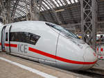 ice-3-br-407-velaro-d/530713/formstudie-des-siemens-velaro-d-ice3 
Formstudie des Siemens Velaro D (ICE3 der BR 407), hier der Triebzug 704 (93 80 5 407 004-1 D-DB) als ICE 9556 nach Paris-Est im Hauptbahnhof Frankfurt am Main am 17.06.2016.