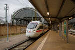 Er hatte uns zuvor sehr gut nach Dresden gebracht, aber durch eine Streckensperrung auf der Schnellfahrstrecke Erfurt – Leipzig mit ber 30 Minuten Versptung. So wurde er nach unserem Aussteigen, gleich von den Fahrgsten fr die Gegenrichtung gestrmt.  

Der 7-teilige ICE T (BR 411) Tz 1115 „Coburg“ gekuppelt mit dem 5-teiligen ICE T (BR 415) Tz 1506g „Kassel“, steht am 06.12.2022, als ICE 1556 (Dresden – Wiesbaden), im Hauptbahnhof Dresden zur Abfahrt bereit.