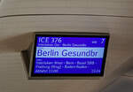 ice-4-br-412-812-urspr-icx-/814733/bildschirm-als-zuglaufschild-imice-4-- Bildschirm als Zuglaufschild imICE 4 - Tz 9013 (der BR 412.0) der DB Fernverkehr AG als ICE 376 am 28. Mai 2023 in Spiez.