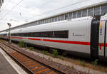 ice-4-br-412-812-urspr-icx-/835658/der-bordrestaurant-erste-klasse-wagen-93-80-8812 Der Bordrestaurant-/erste Klasse-Wagen 93 80 8812 081-2 D-DB (der Gattung ARmz 8812.0) als Wagen Nr. 10  des dreizehnteiligen ICE 4 - Tz 9481 „Rheinland-Pfalz“ am 31 Mai 2022 im Hauptbahnhof Münster (Westf.).

Der Wagen wurde 2022 von Siemens/Bombardier unter der Fabriknummer 8812-0083 gebaut. 

TECHNISCHE DATEN ARmz 8812.0 (Speise- /1.Klasse Wagen):
Spurweite: 1.435 mm (Normalspur)
Achsfolge: 2’2’
Länge über Puffer: 28.750 mm
Drehzapfenabstand: 18.500 mm
Achsabstand im Laufdrehgestell: 2.300 mm
Drehgestelltyp: Bombardier Flexx Eco 5101
Laufraddurchmesser: 825/750 mm (neu/abgenutzt)
Leergewicht: 47,5 t
Sitzplätze im Bordrestaurant: 22 (ca.9 Stehplätze im Bordbistro)
Sitzplätze im 1. Klasse Großraumabteil: 21 (davon 2 für Behinderte)
WC: kein WC
