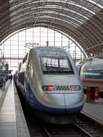 Der TGV 9580 (Frankfurt am Main - Mannheim - Karlsruhe - Straburg - Lyon - Marseille-St-Charles) steht am 27.08.2014 zur Abfahrt im Hauptbahnhof Frankfurt am Main bereit. Hier ist es der Triebzug TGV 4728, am Schlu mit dem Triebkopf TGV 310055. 

Dieser TGV Euroduplex (TGV 2N2) bentigt ca. 1.000 km lange Strecke eine Fahrzeit von ca. 7 3/4 Stunden. 