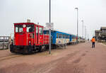 Die DB 399 108-0 (98 80 3399 108-0 D-DB) der Wangerooger Inselbahn rangiert am 12 März 2024 am Westanleger Wangerooge, an den nun leeren Personenzug (5 Wagen sowie zwei Flachwagen für
