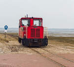 Die DB 399 108-0 (98 80 3399 108-0 D-DB) der Wangerooger Inselbahn rangiert am 12 März 2024 am Westanleger Wangerooge, an den nun leeren Personenzug (5 Wagen sowie zwei Flachwagen für