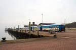 Westanleger Wangerooge am 12 März 2024  Nun sind die Fahrgäste und auch die Gepäckcontainer auf der Fähre MS  Harlingerland ,  die noch hinten am Anleger liegt.