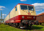BR 752/721292/die-120-004-7-im-farbdesign-wie Die 120 004-7 im Farbdesign wie bei Ablieferung (1980), ex DB 752 004-2 am 09.04.2016 im DB Museum Koblenz, Vorserien-Lokomotive der BR 120.
Die Vorserien-Lok wurde1980 von Henschel unter der Fabriknummer 32018 gebaut. Die Lok 120 004 war die erste Hochleistungslok mit Scheibenbremsen der DB.

Die Baureihe 120 ist eine Elektrolokomotivbaureihe der Deutschen Bahn AG und gilt als die erste in Serie gebaute Drehstrom-Lokomotive (mit elektronischen Umrichtern) der Welt. Sie stellt einen Meilenstein in der Entwicklung elektrischer Lokomotiven dar. Am 14. Mai 1979 wurde mit der 120 001 die erste Lokomotive mit Drehstromantriebstechnik an die damalige Deutsche Bundesbahn übergeben. Sie wurde zunächst für eine Höchstgeschwindigkeit von 160 km/h zugelassen und beim Betriebswerk Nürnberg Rbf praktisch erprobt. Bis Januar 1980 wurden ihre Schwestern 120 002-005 ausgeliefert. Das optische Erscheinungsbild der Baureihe 120 war prägend für das 'Gesicht' der Deutschen Bundesbahn in den 1980er Jahren.

Die ersten fünf Prototypen der Baureihe 120.0 erhielten bei Ablieferung in den Jahren 1979/80 den purpurrot/elfenbeinfarbenen Farbanstrich der Trans-Europ-Express-Züge (TEE). Die insgesamt 60 in Auftrag gegebenen Serienloks der Baureihe 120.1 erhielten beginnend ab dem Jahr 1987 gleich das damals neu eingeführte orientrote Farbschema. Mit Einführung des verkehrsroten Farbschemas ab 1996 erhielten immer mehr Lokomotiven die neue, aktuelle Farbgebung.

Die fünf Vorserien-Lokomotiven wurden über die Jahre immer wieder zusammen mit den anderen 120ern im Plandienst eingesetzt, die meiste Zeit über dienten sie jedoch als Bahndienstfahrzeuge (sie bekamen dazu auch neue Nummern und wurden zur Baureihe 752) oder als Erprobungsträger für neue Technologien, die dann erstmals bei den E-Lok-Neubeschaffungen der späten 1990er Jahre in Serie verwendet wurden. Dazu gehörten z. B. Scheibenbremsen, die vorher aus Platzgründen bei Lokomotiven nicht eingesetzt werden konnten, oder neue Drehgestelle und Umrichter für die Baureihe 101. Stationiert waren die Versuchslokomotiven bei den Bundesbahnzentralämtern in Minden und München.

Bei der Entwicklung der Baureihe 101 zog ABB Henschel die 120 004 und 005 zu Hilfe. ABB Henschel hatte keinen modernen Prototypen, sondern lediglich ein Konzept mit dem Namen Eco2000 und eine Technologie-Demonstration auf Basis von den zwei damals bereits 15 Jahre alten umgebauten Vorserien-120ern.

Bei der Komponenten-Entwicklung für die Eco2000 stützte man sich auf die Vorserien-Loks der Baureihe 120, 120 (bzw. 752) 004 und 005, die von ABB bereits 1992 umgebaut wurden, um neue Technologien in der Praxis erproben zu können. Die 120 005 hatte neue Stromrichter auf Basis von GTO-Thyristoren und eine neue Bordelektronik erhalten, 120 004 darüber hinaus auch vom ICE adaptierte Drehgestelle, Scheibenbremsen, den integrierten Gesamtantrieb (IGA) sowie einen biologisch abbaubaren Polyol-Ester als Kühlmittel für den Haupttransformator. Beide Loks legten in dieser Konfiguration große Strecken im planmäßigen IC-Dienst störungsfrei zurück.[10] 120 004 kann aufgrund der aufwändigen Umbauten als Prototyp der Baureihe 101 angesehen werden.

TECHNISCHE DATEN:
Spurweite: 1.435 mm
Achsfolge: Bo'Bo'
Eigengewicht:  84,0 t
Länge über Puffer: 19.200 mm
Drehzapfenabstand: 10.200 mm
Achsabstand im Drehgestell: 2.800 mm
Höchstgeschwindigkeit: 200 km/h
Dauerleistung: 4×1.400 kW = 5.600 kW (7.616 PS)
max. elektrische Bremskraft: 150 kN
Anfahrzugkraft: 340 kN
Fahrmotoren: 4 Drehstrom-Asynchron-Motoren
Antrieb: Hohlwellen-Kardan-Einzelachsantrieb
Stromsystem: 15 kV 16 2/3 Hz, Oberleitung