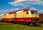BR 752/721293/die-120-004-7-im-farbdesign-wie Die 120 004-7 im Farbdesign wie bei Ablieferung (1980), ex DB 752 004-2 am 09.04.2016 im DB Museum Koblenz, Vorserien-Lokomotive der BR 120.
Die Vorserien-Lok wurde1980 von Henschel unter der Fabriknummer 32018 gebaut. Die Lok 120 004 war die erste Hochleistungslok mit Scheibenbremsen der DB.

Die Baureihe 120 ist eine Elektrolokomotivbaureihe der Deutschen Bahn AG und gilt als die erste in Serie gebaute Drehstrom-Lokomotive (mit elektronischen Umrichtern) der Welt. Sie stellt einen Meilenstein in der Entwicklung elektrischer Lokomotiven dar. Am 14. Mai 1979 wurde mit der 120 001 die erste Lokomotive mit Drehstromantriebstechnik an die damalige Deutsche Bundesbahn übergeben. Sie wurde zunächst für eine Höchstgeschwindigkeit von 160 km/h zugelassen und beim Betriebswerk Nürnberg Rbf praktisch erprobt. Bis Januar 1980 wurden ihre Schwestern 120 002-005 ausgeliefert. Das optische Erscheinungsbild der Baureihe 120 war prägend für das 'Gesicht' der Deutschen Bundesbahn in den 1980er Jahren.

Die ersten fünf Prototypen der Baureihe 120.0 erhielten bei Ablieferung in den Jahren 1979/80 den purpurrot/elfenbeinfarbenen Farbanstrich der Trans-Europ-Express-Züge (TEE). Die insgesamt 60 in Auftrag gegebenen Serienloks der Baureihe 120.1 erhielten beginnend ab dem Jahr 1987 gleich das damals neu eingeführte orientrote Farbschema. Mit Einführung des verkehrsroten Farbschemas ab 1996 erhielten immer mehr Lokomotiven die neue, aktuelle Farbgebung.

Die fünf Vorserien-Lokomotiven wurden über die Jahre immer wieder zusammen mit den anderen 120ern im Plandienst eingesetzt, die meiste Zeit über dienten sie jedoch als Bahndienstfahrzeuge (sie bekamen dazu auch neue Nummern und wurden zur Baureihe 752) oder als Erprobungsträger für neue Technologien, die dann erstmals bei den E-Lok-Neubeschaffungen der späten 1990er Jahre in Serie verwendet wurden. Dazu gehörten z. B. Scheibenbremsen, die vorher aus Platzgründen bei Lokomotiven nicht eingesetzt werden konnten, oder neue Drehgestelle und Umrichter für die Baureihe 101. Stationiert waren die Versuchslokomotiven bei den Bundesbahnzentralämtern in Minden und München.

Bei der Entwicklung der Baureihe 101 zog ABB Henschel die 120 004 und 005 zu Hilfe. ABB Henschel hatte keinen modernen Prototypen, sondern lediglich ein Konzept mit dem Namen Eco2000 und eine Technologie-Demonstration auf Basis von den zwei damals bereits 15 Jahre alten umgebauten Vorserien-120ern.

Bei der Komponenten-Entwicklung für die Eco2000 stützte man sich auf die Vorserien-Loks der Baureihe 120, 120 (bzw. 752) 004 und 005, die von ABB bereits 1992 umgebaut wurden, um neue Technologien in der Praxis erproben zu können. Die 120 005 hatte neue Stromrichter auf Basis von GTO-Thyristoren und eine neue Bordelektronik erhalten, 120 004 darüber hinaus auch vom ICE adaptierte Drehgestelle, Scheibenbremsen, den integrierten Gesamtantrieb (IGA) sowie einen biologisch abbaubaren Polyol-Ester als Kühlmittel für den Haupttransformator. Beide Loks legten in dieser Konfiguration große Strecken im planmäßigen IC-Dienst störungsfrei zurück.[10] 120 004 kann aufgrund der aufwändigen Umbauten als Prototyp der Baureihe 101 angesehen werden.

TECHNISCHE DATEN:
Spurweite: 1.435 mm
Achsfolge: Bo'Bo'
Eigengewicht:  84,0 t
Länge über Puffer: 19.200 mm
Drehzapfenabstand: 10.200 mm
Achsabstand im Drehgestell: 2.800 mm
Höchstgeschwindigkeit: 200 km/h
Dauerleistung: 4×1.400 kW = 5.600 kW (7.616 PS)
max. elektrische Bremskraft: 150 kN
Anfahrzugkraft: 340 kN
Fahrmotoren: 4 Drehstrom-Asynchron-Motoren
Antrieb: Hohlwellen-Kardan-Einzelachsantrieb
Stromsystem: 15 kV 16 2/3 Hz, Oberleitung