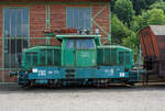 rbh-logistics-ex-rag-bahn-und-hafen/906005/die-ex-rag-290-ex-rag Die ex RAG 290, ex RAG E 490, ex Rheinstahl Bergbau AG E 10,
am 05 Juni 2011 im LWL-Industriemuseum Henrichshütte in Hattingen.

Die Henschel  EA 500 wurde 1966 von Henschel in Kassel unter Fabriknummer 31132 gebaut, der elektrische Teil wurde von AEG unter Fabriknummer 8515 zugeliefert. 

Die Henschel EA 500 ist eine in zwei Exemplaren gebaute Elektrolokomotive. Sie ist für Fahrleitungs- und Batteriebetrieb ausgerüstet. Die beiden 1966 gebauten Lokomotiven wurden von der Rheinstahl-Bergbau AG für das neu elektrifizierte Netz der Prosper-Zechen in Bottrop beschafft und als E 9 und E 10 eingereiht. Sie haben eine Stunden-Leistung von 360 Kilowatt. Die Typbezeichnung ist von der entsprechenden PS-Leistungsklasse übernommen.

Die EA 500 ist in einer Art Baukastenprogramm entstanden. Die weiteren Loks dieses Programms sind die dreiachsige EA 800 mit 540 Kilowatt und die vierachsige Drehgestell-Lokomotive EA 1000 mit 540 Kilowatt Leistung.

Mit Gründung der Ruhrkohle AG gingen die Loks 1970 an die RAG – Ruhrkohle AG, Zechenbahn- und Hafenbetriebe Ruhr-Mitte (seit 2004 RBH - RAG Bahn und Hafen GmbH). Sie wurden in E 489 und E 490 umgezeichnet. Die E 489 verunfallte 1972 und wurde 1977 verschrottet. Die verbliebene Lok wurde 1983 in 290 umgezeichnet und 1997 abgestellt,  ging1999 an das Westfälische Industriemuseum und befindet sich auf dem Gelände der Henrichshütte in Hattingen.
 
TECHNISCHE DATEN:
Spurweite: 	1.435 mm (Normalspur)
Achsformel: B
Dienstgewicht:  40 t
Stromsystem: 15 kV 16 2/3 Hz AC
Installierte Leistung:  360 kW (ca. 500 PS)
