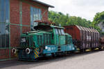 rbh-logistics-ex-rag-bahn-und-hafen/906006/die-ex-rag-290-ex-rag Die ex RAG 290, ex RAG E 490, ex Rheinstahl Bergbau AG E 10,
am 05 Juni 2011 im LWL-Industriemuseum Henrichshütte in Hattingen.

Die Henschel  EA 500 wurde 1966 von Henschel in Kassel unter Fabriknummer 31132 gebaut, der elektrische Teil wurde von AEG unter Fabriknummer 8515 zugeliefert. 

Die Henschel EA 500 ist eine in zwei Exemplaren gebaute Elektrolokomotive. Sie ist für Fahrleitungs- und Batteriebetrieb ausgerüstet. Die beiden 1966 gebauten Lokomotiven wurden von der Rheinstahl-Bergbau AG für das neu elektrifizierte Netz der Prosper-Zechen in Bottrop beschafft und als E 9 und E 10 eingereiht. Sie haben eine Stunden-Leistung von 360 Kilowatt. Die Typbezeichnung ist von der entsprechenden PS-Leistungsklasse übernommen.

Die EA 500 ist in einer Art Baukastenprogramm entstanden. Die weiteren Loks dieses Programms sind die dreiachsige EA 800 mit 540 Kilowatt und die vierachsige Drehgestell-Lokomotive EA 1000 mit 540 Kilowatt Leistung.

Mit Gründung der Ruhrkohle AG gingen die Loks 1970 an die RAG – Ruhrkohle AG, Zechenbahn- und Hafenbetriebe Ruhr-Mitte (seit 2004 RBH - RAG Bahn und Hafen GmbH). Sie wurden in E 489 und E 490 umgezeichnet. Die E 489 verunfallte 1972 und wurde 1977 verschrottet. Die verbliebene Lok wurde 1983 in 290 umgezeichnet und 1997 abgestellt,  ging1999 an das Westfälische Industriemuseum und befindet sich auf dem Gelände der Henrichshütte in Hattingen.
 
TECHNISCHE DATEN:
Spurweite: 	1.435 mm (Normalspur)
Achsformel: B
Dienstgewicht:  40 t
Stromsystem: 15 kV 16 2/3 Hz AC
Installierte Leistung:  360 kW (ca. 500 PS)
