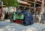 Sonstige/887163/die-785-mm-schmalspur-dampflokomotive-nr-20 Die 785 mm Schmalspur-Dampflokomotive Nr. 20 der Völklinger Hütte (ehem. Röchling'schen Eisen- und Stahlwerke GmbH in Völklingen/Saar, ab 1982 ARBED-Saarstahl GmbH, ab 1986 Saarstahl Völklingen GmbH) hier am 01 Juli 2025 abgestellt, mit dem Schlackewagen 127 (mit Kübel ARBED 219), als Denkmal beim Biergarten Völklinger Hütte. Heutiger Eigentümer ist die Initiative Völklinger Hütte e.V..

Die Dampflok vom Typ Krauss XXXII kk wurde 1904 von Krauss & Comp. in München unter der Fabriknummer 5168 gebaut und an die RESW - Röchling'sche Eisen- und Stahlwerke AG in Völklingen geliefert und dort als Lok '21' in den Bestand eingereiht. Später tauschte sie mit ihrer Schwesterlok 20 die Betriebsnummer und wurde fortan als Lok '20' eingesetzt. 1978 erfolgte die Aufstellung auf einem Spielplatz in Völklingen-Ludweiler. Im Oktober 1990 übernahm Carreau Wendel vom Musée du bassin houllier Lorrain im französischen Moselle die Lok als Ausstellungsstück. Von dort konnte sie 1997 nach Völklingen zurück und nach einer äußerlichen Aufarbeitung 1998 von der Initiative Völklinger Hütte e.V. in der Alten Völklinger Hütte aufgestellt werden.

Auf dem ehemals 20,4 km langen Schmalspurnetz der Hütte (Spurweite 785 mm) verrichteten bis zu 17 Dampflokomotiven ihren Dienst. Auf der Stahlwerksseite transportierten sie die Schlacke zur Thomasmühle. Die Unterführungen 2 und 3 dienten dem Transport von Stahlblöcken und allgemeinen Gütern zur Versorgung des Walzwerks auf der Eisenwerkseite und dem Abtransport der Walzprodukte. Im Hochofenbereich wurde die Abfuhr der Hochofenschlacke zur Schlackenbrechanlage auf der anderen Saarseite durchgeführt.

Wegen des neuen Stahlwerks, das im Dezember 1980 in Betrieb ging, waren umfangreiche Umbaumaßnahmen notwendig. Der Roheisenkanal wurde tiefer gelegt, die Verbindung zum alten Stahlwerk unterbrochen und im Bereich des Hochofens 6 musste ein neuer Gleisanschluss hergestellt werden. Dadurch musste für die schmalspurige Schlackenbahn eine Hubbrücke gebaut werden, da sich Schmalspurgleis und Roheisengleis auf unterschiedlichem Niveau befinden.

Die baugleiche Lokomotive 21 ist auch vorhanden, sie steht mit zwei Schlackenwagen am Ausgang des Schlackenkanals auf der abgesenkten Hubbrücke in Richtung Schlackenbrechanlage. Leider konnte ich diese nicht entdecken.

TECHNISCHE DATEN der Lok 20 und 21 
Hersteller: Krauss & Comp., München
Typ: XXXII kk
Baujahr: 1904
Spurweite: 785 mm (Schmalspur)
Achsfolge: B
Länge: 5.400 mm
Achsabstand: 1.400 mm
Triebraddurchmesser: 680 mm (neu)
Breite: 1.800 mm
Höhe: 2.650 mm
Dienstgewicht: 16 t
Höchstgeschwindigkeit: k. A. 
Leistung: 80 PS
Zugkraft: 3 t
Zylinder: 2 Stück, Ø 260 mm x 380 mm Hub
Dampfdruck: 14 bar
Heizfläche: 20,62 m²
Rostfläche: 0,43 m“
Anzahl Siederohre: 80 Stück
Durchmesser Siederohre: 39/42 mm
Länge Siederohre: 2.510 mm
Wasservorrat: 1.400 l (1,4 m³)
Kohlenvorrat: 300 kg