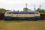 DB Museum Koblenz/431370/die-db-217-014-0-92-80 
Die DB 217 014-0 (92 80 1217 014-0 D-DB), am 24.05.2015 im DB Museum Koblenz. 

Die V162 wurde 1968 von Krupp unter der Fabriknummer 4949 gebaut und als 217 014-0 an die DB geliefert. Die z-Stellung erfolgte 2009.

In den frühen 60er-Jahren entwickelten die damalige Deutsche Bundesbahn (DB) und die deutsche Schienenfahrzeug-Industrie mit der Baureihe V 160, später als Baureihe 216 bezeichnet, einen Dieselloktyp mit dieselhydraulischer Kraftübertragung für den Einsatz vor mittelschweren Personen- und Güterzügen. Die Lokomotiven des Typs V 160 verfügten über einen Dampfkessel zum Beheizen von Reisezugwagen, aber nicht über eine elektrische Zugheizung. Es zeichnete sich jedoch ab, dass künftig vor allem Wagen mit elektrischer Zugheizung eingesetzt würden.

So gab die DB daher 1963 bei Krupp die Entwicklung einer V 160-Variante mit elektrischer Zugheizung in Auftrag, die die Typenbezeichnung V 162 tragen sollte. Krupp lieferte daraufhin 1965 die beiden Prototypen V 162 001 und V 162 002, sowie die 1966 den dritten Prototyp V 162 003.

Die Lokomotiven verfügten jeweils über einen von MTU gebauten 16-Zylinder-Motor des Typs 16V652 TB10 mit 1.427 kW (1.940 PS). Die Leistung des Hauptmotors sollte jedoch komplett für die Traktion zur Verfügung stehen. Da Krupp Mitte der 1960er Jahre kein stärkerer Motor für die V 162 zur Verfügung stand, musste für den Betrieb des Heizgenerators der elektrischen Zugheizung ein Hilfsmotor eingeplant werden. Dies bedingte wiederum einen im Vergleich zur V 160 längeren Lokkasten mit einer Gesamtlänge über Puffer von 16,4 Metern.

Als Hilfsmotor verwendete Krupp den MAN 12-Zylinder-Motor D3650 HM3U, der 386 kW (500 PS) Leistung erzeugen kann. Gemäß Forderung der DB sollte der Hilfsmotor im Güterverkehr, wo er nicht für den Betrieb des Heizgenerators benötigt wurde, auch Traktionsleistung liefern. Die Traktionsleistung kann so bei Bedarf auf 1.813 kW gesteigert werden. Die Heizgeneratoren der drei Prototypen stammten von unterschiedlichen Herstellern: In V 162 001 von BBC, in V 162 002 von AEG und in V 162 003 von Siemens. Der Siemens-Generator in der V 162 003 bewährte sich dabei am besten.

Die drei Prototypen wurden von 1965 bis 1968 umfassend erprobt. Die zwölf Serienlokomotiven der Baureihe 217 wurden alle im Laufe des Jahres 1968 abgeliefert. Nachdem die  zunächst mit Klotzbremsen ausgestattet waren, erhielten die Serienloks 1971 Scheibenbremsen, wodurch die zulässige Höchstgeschwindigkeit um 20 km/h auf 140 km/h gesteigert werden konnte.

Schon bei der Bestellung der Serienlokomotiven war absehbar, dass anschließend keine weiteren Fahrzeuge dieses Typs mehr gebaut werden, denn Zeitgleich entstanden ab 1968 die ersten Vertreter der Baureihe 218, bei der Traktions- und Heizleistung von einem einzigen, 2500 PS (später 2800 PS) starken Motor erzeugt werden. Von diesem Loktyp wurden in den darauffolgenden Jahren mehrere hundert Exemplare dann gebaut. So blieb die BR 217 eine Kleinserie. 

TECHNISCHE DATEN:
Achsformel:  B'B'
Spurweite:  1.435 mm (Normalspur)
Länge über Puffer:  16.400 mm
Drehzapfenabstand: 8.600 mm
Drehgestellachsstand:  2.800 mm
Gesamtradstand:  11.400 mm
Dienstgewicht:  79 t
Radsatzfahrmasse:  19,75 t
Höchstgeschwindigkeit:  140 km/h (im Rangiergang 100 km/h)
Hauptmotor: 16-Zylindern-Dieselmotor MTU MB 16 V 652 TB 10
Hilfsmotor: 12-Zylinder-Motor MAM D3650 HM3U
Hauptmotor Leistung:  1.940 PS (1.427 kW) 
Hilfsmotor Leistung:  500PS (386 kW)
Mögliche Gesamt-Traktionsleistung: 2.440 PS (1.813 kW)
Anfahrzugkraft:  226 kN (im Rangiergang) / 167 kN
Treibraddurchmesser:  1.000 mm (neu) / 920 mm (abgenutzt)
Leistungsübertragung:  hydraulisch
Tankinhalt:  3.150 l
