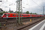 
Der DB-Pendolino bzw. zweiteilige Dieseltriebzug mit Neigetechnik 610 011-8 / 610 511-7 (9580 0 610 011-8 D-DB  By / 9580 0 610 511-7 D-DB  A By) ist am 14.05.2016 beim Hbf Koblenz abgestellt, leider mit einem Mast davor. Es ist bereits ein Museumsfahrzeug, deren Eigentümer das DB Museum ist.

Für diesen Triebzug war der Generalunternehmer MAN (Maschinenfabrik Augsburg-Nürnberg), welche ihn unter den Fabriknummern 170225 (610 011) / 170226 (610 511) gebaut hat. 

Die Baureihe 610 bezeichnet zweiteilige diesel-elektrische Triebzüge mit Neigetechnik der Deutschen Bahn, die von der Deutschen Bundesbahn beschafft wurden und in Deutschland als Pendolino bekannt sind. Diese fuhren in Bayern, da der Freistaat Bayern Fördermittel für die Streckenertüchtigung und die Fahrzeuge gegebenen hatte.

Die Deutsche Bundesbahn sah sich nach einem schleichenden Passagierrückgang im fränkischen Regionalverkehr veranlasst, Gegenmaßnahmen zur Attraktivitätssteigerung des Regionalverkehrs einzuleiten. Da die vorhandenen Gleisanlagen keine höheren Geschwindigkeiten zuließen und ein Ausbau ebendieser den finanziellen Rahmen gesprengt hätte, intensivierte man die Bemühungen, einen neigefähigen Nahverkehrstriebwagen zu entwickeln. Die DB beauftragte hierzu MAN als Konsortialführer für den wagenbaulichen Teil (gemeinsam mit DUEWAG und MBB), Siemens als Konsortialführer für den elektrischen Teil (gemeinsam mit ABB und AEG). Die Drehgestelle und die Neigetechnik lieferte das Unternehmen Fiat, das bereits seit den 60er Jahren unter dem Markennamen Pendolino in großen Stückzahlen Triebwagen mit Neigetechnik gebaut hatte. Von der Baureihe wurden 20 Stück, in zwei Serien von jeweils 10 stück, gebaut.

Die Triebwagen kamen 1992 in den Dienst und bewährten sich im Einsatz. Die Inbetriebnahme erfolgte ohne größeren Erprobungen, der erste Triebwagen wurde am 13. April 1992 an die DB ausgeliefert, zum Fahrplanwechsel am 31. Mai wurde der Betrieb mit zehn Zügen aufgenommen. Im Jahr 2000 mussten sie auf Anordnung des Eisenbahnbundesamtes für ein Jahr stillgelegt werden, weil Risse an der Aufhängung der Schlingerdämpfer auftraten. Nach der Sanierung der betroffenen Bauteile wurden die Züge ab 2001 wieder erfolgreich eingesetzt.
Im Mai 2007, also 15 Jahre nach Betriebsaufnahme, hatte die 610-Flotte bereits 70 Mio. Kilometer zurückgelegt.

Zum Fahrplanwechsel im Dezember 2014 wurde die Baureihe 610 bei der DB außer Dienst gestellt. Auch der weitere Einsatz der Triebwagen bei der DB-Tochter Arriva CZ in Tschechien ist gescheitert.

Zweck der Neigetechnik ist, die Reisegeschwindigkeit auf kurvenreichen Strecken zu erhöhen. Durch den Einsatz der Neigetechnik wird bei der Kurvenfahrt die Seitenbeschleunigung im Wagenkasten verringert. Somit kann eine Kurve schneller als ohne Neigetechnik durchfahren werden und trotzdem die höchstzulässige Seitenbeschleunigung im Wagenkasten eingehalten werden. Fiat baute in die Wagen Gyroskope (Kreisel) ein, mit denen Hydraulikzylinder angesteuert werden. Die Neigung der freischwingend aufgehängten Wagenkästen beträgt gleisbogenabhängig maximal 8°.

Die Baureihe 610 besitzt zwei wassergekühlte MTU-V12-Zylinder-Dieselmotoren vom Typ MTU TU 12V 183 TD 12, mit einer Leistung von jeweils 485 kW aus zwölf Zylindern. Diese Dieselmotoren treiben Drehstromsynchrongeneratoren an. Weiter werden über einen Gleichrichter und einen GTO-Pulswechselrichter drei Drehstromfahrmotoren angetrieben. Diese übertragen ihr Drehmoment jeweils über eine Gelenkwelle zur innenliegenden Achse eines von drei Drehgestellen. Das vierte Drehgestell ist antriebslos.

Technische Daten:
Spurweite: 1.435 mm (Normalspur)
Achsformel:  2’(A1)+(1A)(A1)
Länge über Kupplung:  51.750 mm
Breite: 2,852 mm
Drehzapfenabstand: 17.500 mm
Achsabstand im Drehgestell: 2.450mm
Dienstgewicht:  95,35 t
Höchstgeschwindigkeit: 160 km/h
Installierte Leistung:  2 x 485kW (660PS) = 970kW (1320PS)
Raddurchmesser:  890 mm
Motorentyp: wassergekühlte MTU-Dieselmotoren (TU 12V 183 TD 12)
Leistungsübertragung: elektrisch
Tankinhalt: 	2 × 1000 l
Kupplungstyp: 	Scharfenberg
Sitzplätze: 	136
Beteiligte Hersteller: Duewag, MAN, MBB, FIAT, ABB, AEG, SSW
