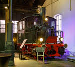 ddm-deutsche-dampflokomotiv-museum/533204/von-vornedie-db-98-307-8222glaskasten8220 
Von vorne....
Die DB 98 307 „Glaskasten“, ex DRB 98 307,ex K.Bay.Sts.B. 4529 (Kniglich Bayerische Staats-Eisenbahnen) am 26.03.2016 im Deutschen Dampflokomotiv-Museum in Neuenmarkt-Wirsberg. Die Lok ist eine Leihgabe vom DB Museum Nrnberg.

Die Bayerische PtL 2/2 wurde 1909 von Krau & Comp in Mnchen (Allach) unter der Fabriknummer 5911 fr die Kniglich Bayerische Staats-Eisenbahnen. Nach dem 2.Weltkrieg fuhr sie als 98 307 fr die OBL-USZ - Oberbetriebsleitung der US Zone, ab 1946 HVE - Hauptverwaltung der Eisenbahnen des amerikanischen und britischen Besatzungsgebietes, ab 1948 VfV - Verwaltung fr Verkehr des vereinigten Wirtschaftsgebietes und ab den 07.09.1949 begann die Zeit der Deutsche Bundesbahn. Fr die DB fuhr der Glaskasten bis zur Ausmusterung 09.07.1963 und kam dann zum DB Museum Nrnberg.