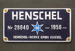 Henschel-Fabrikschild der Henschel DH 360 ehem. der Bundeswehr, Fabriknummer 28640, am 03.07.2023 beim Lokschuppen vom Erlebnisbahnhof Westerwald der Westerwälder Eisenbahnfreunde 44 508 e. V. in Westerburg, hier war Lokschuppen-/Sommerfest.
