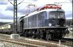 beruhmte-personenzuge/416717/e-18-047-mit-dem-historischen E 18 047 mit dem historischen Rheingold in Amstetten am 13.04.1985.