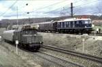 194 042-8 mit dem Samstag-Schülerzug Geislingen/Steige - Ulm und E 18 047 mit dem historischen Rheingold in Amstetten am 13.04.1985. (Diascan)