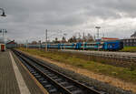 eurocity-zuge-ec/795778/die-an-die-268d---268esk233 Die an die ČD - České dráhy a.s. (Praha / Prag) vermietete Siemens Vectron MS 193 297-9 'Seppl' (91 80 6193 297-9 D-ELOC) der ELL - European Locomotive Leasing (Wien) rauscht am 07.12.2022, mit dem ungarischen MÁV-START EC 253 (Hamburg-Altona – Dresden – Prag - Bratislava - Budapest-Nyugati), durch Radebeul Ost in Richtung Dresden. 

Ich stehe am Bahnsteig der Lößnitzgrundbahn, sächsische Schmalspurbahn Radebeul Ost–Radeburg der SDG - Sächsische Dampfeisenbahngesellschaft mbH, links der Lokschuppen.
