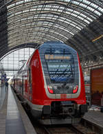
Der Bombardier TWINDEXX Vario Doppelstock-Regionalverkehrstriebzug 446 035 steht als RE 70  Riedbahn  (Frankfurt Hbf – Mannheim Hbf) am 18.05.2018 im Hauptbahnhof Fankfurt am Main zur Abfahrt bereit.