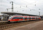 
Der 3-teilige diesel-elektrische Bombardier Talent 644 063 / 944 063 / 644 563 (95 80 0644 063-9 D-DB / 95 80 0944 063-6 D-DB / 95 80 0644 563-8 D-DB) der DB Regio NRW, ist am 26.11.2016 im Bahnhof Kln Messe/Deutz, als RB 38  Erft-Bahn  (Kln Messe/Deutz - Kln Hbf - Neuss Hbf), Umlauf RB 11822, bereitgestellt (hier ist sein Startbahnhof).  

Der Dieseltriebzug wurde 1999 von Bombardier in Aachen (ehemals Waggonfabrik Talbot) unter den Fabriknummern 191299, 191298 und 191297 gebaut.

TALENT heit eine Triebwagenfamilie des Herstellers Bombardier Transportation (ursprnglich der Waggonfabrik Talbot in Aachen). Das Akronym TALENT steht dabei fr Talbot leichter Nahverkehrs-Triebwagen. 
Der Talent wurde entweder als Dieseltriebzug – mit mechanischer (BR 643) oder elektrischer (BR 644) Kraftbertragung - hergestellt. Es gibt Versionen mit und ohne Neigetechnik. Die Inneneinrichtung ist frei whlbar. 

Als Baureihe 644 (Endwagen) und 944 (Mittelwagen) werden die dreiteiligen Talent mit diesel- elektrischem Antrieb bezeichnet, die fr S-Bahn-artigen Verkehr auf nicht elektrifizierten Strecken beschafft wurden. Die Gelenke sind als Wagenbergang ber einem Jakobs-Drehgestell ausgefhrt. Angetrieben sind immer nur die Drehgestelle an den Enden der Wagen. Auer ber den beiden (voneinander unabhngigen) Antriebseinheiten ist der Triebwagen durchgngig niederflurig ausgefhrt. Die Fubodenhhe ist whlbar zwischen 590 mm, 800 mm oder 960 mm ber Schienenoberkante im Niederflurteil und somit am Einstieg. Die Fahrzeuge der DB Regio haben Fubodenhhe im Niederflurteil von 800 mm. 

Die DB erhielt 63 Triebzge (644 001/501 bis 644 063/563). Beim 644 wurde jedes Fahrzeugteil um die Breite einer zustzlichen Tr (gegenber der BR 643) erweitert. Durch Klappsitze in den Trrumen bietet diese Variante eine hohe Sitzplatzkapazitt.

Technische Daten der BR 644 dreiteilig der DB Regio:
Spurweite: 1.435 mm (Normalspur)
Achsanordnung: B' 2' 2' B'
Lnge ber Kupplung:   52.160 mm 
Fahrzeugbreite:  2.925 mm
Fahrzeugbodenhhe im Einstieg: 800 mm  
Tren pro Fahrzeugseite:  6
Sitzpltze:  151
Eigengewicht:  87,0 t 
Antriebsart:  dieselelektrisch
Motorleistung:  2 x 505 kW
Hchstgeschwindigkeit  120 km/h
Beschleunigung  0,7 m/s
Bremsverzgerung  1,2 m/s