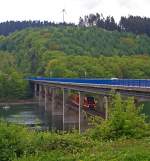 Ein LINT 27 der DreiLänderBahn überfährt am 12.05.2013 den Biggesee auf der Doppelstockbrücke Dumicketal (bei km 16,6).
Der LINT befährt die Strecke Olpe - Finnentrop (KBS 442) als Regionalbahn RB 92   Biggesee-Express  

Die KBS 442 ( Finnentrop–Olpe) ist eine 23,6 km lange eingleisige, nicht elektrifizierte Nebenbahn, die bis 1983 noch 20km weiter bis Freudenberg (Kr. Siegen) ging, mit weiteren Auschluß über die auch stillgelegte Asdorftalbahn nach Kirchen/Sieg.
