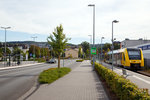 
Der VT 505 (95 80 1648 105-2 D-HEB / 95 80 1648 605-1 D-HEB) der HLB (Hessische Landesbahn GmbH), ein Alstom Coradia LINT 41 der neuen Generation, hat am 11.09.2016 die Endstation den Hp Olpe erreicht und steht nun wieder zur Rückfahrt als RB 92  Biggesee-Express  nach Finnentrop bereit. Hinten im Hintergrund das ehemalige Empfangsgebäude vom Bahnhof Olpe, der neue Haltepunkt wurde ca. 200 m vorverlegt und liegt nun neben dem neuen ZOB. 

Olpe ist heute nur noch Haltepunkt, bis 1983 war es ein Durchgangsbahnhof an der KBS 442  Biggetalbahn  (Finnentrop - Olpe - Freudenberg). Olpe ist heute die Endstation der nun 23,6 km langen eingleisigen, nicht elektrifizierten Nebenbahn. 