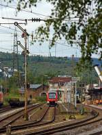 rb-93-rothaarbahn/295350/vt-640-029-ein-alstom-coradia VT 640 029 ein Alstom Coradia LINT 27 der 3-Lnder-Bahn als RB 93 (Rothaarbahn) Bad Berleburg - Kreuztal - Siegen, fhrt am 21.09.2013 vom Bahnhof Kreuztal weiter in Richtung Siegen. 

 Im Bahnhof Kreuztal wird gerade das Gleis 1 neu ein geschottert, auf Gleis 2 ist die V60 - 261 671-2  der Aggerbahn (ex DB V60 671) mit Seitenkippwagen. 

Im Hintergrund das Reiterstellwerk Kreuztal Nord (Kn) und (links da  hinter) der ehem. 1861 erbaute Lokschuppen das lteste Bauwerk auf dem Kreuztaler Bahnhofsgelnde.