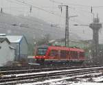 Ein Ausschnitt aus dem gleichen Bild:
Bei strkerem Schneefall - Dieseltriebwagen 648 204 / 704 (Alstom Coradia LINT 41) der DreiLnderBahn als RB 95 (Au/Sieg-Siegen-Dillenburg), fhrt am 25.02.2013 hier bei Siegen-Kaan (Siegen-Ost) in Richtung Dillenburg.