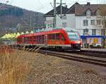 Der Alstom Coradia LINT 41 (Dieseltriebwagen) 648 705 / 205 der DreiLnderBahn als RB 95 (Siegen - Betzdorf/Sieg) hat gerade die Sieg berquert und fhrt in den Bahnhof Betzdorf/Sieg am 28,03.2013 ein.