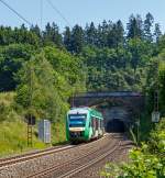 
Genau 100 Jahre nach Fertigstellung kommt er aus dem Tunnel....
Der VT 254 (95 80 0648 154-2 D-HEB / 95 80 0648 654-1 D-HEB) ein Alstom Coradia LINT 41 der HLB (Hessische Landesbahn), ex Vectus VT 254, hat gerade (am 02.07.2015) den 2.652m langen Rudersdorfer Tunnel verlassen und fährt als RB 95  Sieg-Dill-Bahn  (Dillenburg – Siegen - Au/Sieg) nun weiter Richtung Siegen.

Einen lieben Gruß an den freundlichen Lokführer zurück.

Der Rudersdorfer Tunnel ist ein 2.652 m langer Eisenbahntunnel der Dillstrecke (KBS 445) zwischen Siegen und Haiger. Als Hauptingenieurbauwerk des nördlichen Abschnitts dieser Bahnstrecke durchsticht er die Tiefenrother Höhe (552,3 m), einem Berg des Rothaargebirges auf der Grenze von Nordrhein-Westfalen und Hessen.

Aufgrund der schwierigen Topografie und der begrenzten technischen Möglichkeiten war eine direkte Verbindung zwischen Siegen, Haiger und Dillenburg zum Zeitpunkt des Baus der Deutz-Gießener Bahn vom heutigen Köln-Deutz nach Gießen in den 1850er Jahren noch nicht möglich. Erst 1915 wurde die direkte Verbindung zwischen Siegen und Haiger fertiggestellt. Am 2. Juli 1915 endeten auch die Arbeiten am Tunnel, das sind nun genau 100 Jahre her.
