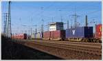 Regionalzug trifft Güterzug -     Die  für die Crossrail fahrende 185 535-2 zieht am 09.03.2014 die kalte 145-CL 203 (145 523) und einem Container-/Wechselbehälterzug bei