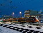 Siegen Hbf by Night:  442 103, ein 3-teilige Bombardier Talent 2,  des rsx - Rhein-Sieg-Express sind am 08.02.2013 (0:45 Uhr) beim Hbf Siegen abgestellt, dahinter 442 101.