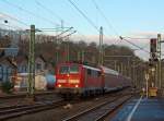 Auch 111er fahren noch an der Sieg - Hier fhrt 111 016-2 mit DoSto´s als RE 9 - rsx Rhein-Sieg-Express (Aachen - Kln - Siegen) am 20.02.2013 in den Bahnhof Betzdorf/Sieg ein.