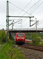 Etwas weiter mit anderem Objektiv und weniger Brennweite....
Die 120 208-4 (ex 120 139-1) zieht den RE 9 - Rhein Sieg Express (RSX) Aachen - Kln - Siegen am 11.05.2013 nun vom Bahnhofes Betzdorf/Sieg weiter in Richtung Siegen.
Nochmals einen Gru an den freundlichen Lokfhrer zurck. 