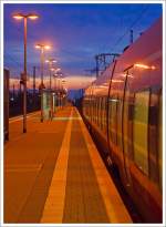 Abendstimmung am Bahnsteig:    Zwei gekuppelte 4-teilige Tallent 2 als RE 9 (rsx - Rhein-Sieg-Express)  Siegen - Kln - Aachen fahren am 28.04.2013 um 21:20 Uhr von Troisdorf weiter in Richtung Kln.