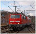 Mit 30 Minuten Verspätung fährt am 11.01.2013 die 111 129-3 (9180 6 111 129-3 D-DB) mit dem RE 9 (rsx - Rhein-Sieg-Express) Aachen - Köln - Siegen Umlauf (RE 10189) in den Bahnhof