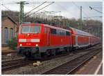 Die 111 129-3 (9180 6 111 129-3 D-DB) mit RE 9 (rsx - Rhein-Sieg-Express) Aachen- Köln - Siegen (Umlauf RE 10191) fährt am 13.01.2014 in den Bahnhof Betzdorf (Sieg) ein.