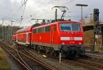   Die 111 129-3 (9180 6 111 129-3 D-DB) schiebt den RE 9 (rsx - Rhein-Sieg-Express) Betzdorf - Köln - Aachen (Umlauf RE 10190) am 11.01.2013 vom Bahnhof Betzdorf (Sieg),