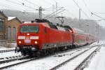   Die 120 207-6 (91 80 6120 207-6 D-DB) der DB Regio NRW (ex DB 120 136-7) fährt am 27.12.2014 bei mäßigem Schneefall mit dem RE 9 - Rhein Sieg Express (RSX) Aachen - Köln - Siegen